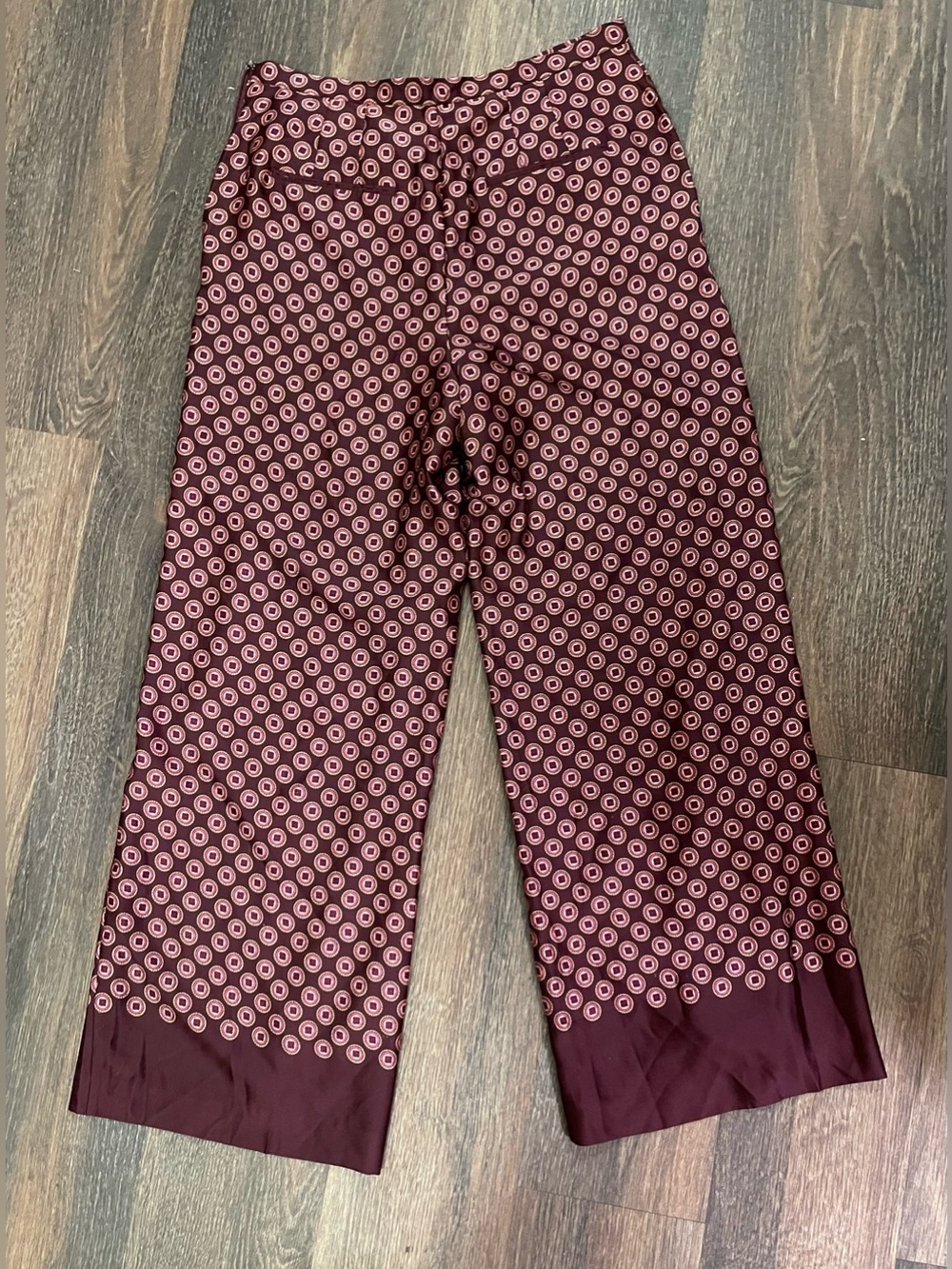 Ann Taylor The Wide-Leg Pant in Satin Geo Print - Poised Plum
SIZE 8 *NWT* - Picture 10 of 16